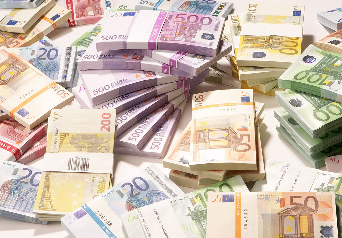 Euro në "pikiatë", monedha evropiane në nivelin më të ulët