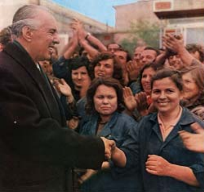 Enver Hoxha: Bijës së tradhtarit, të mos i merret foshnja