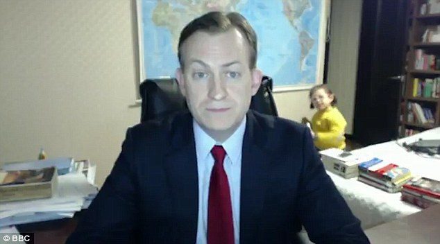 Angli, fëmijët i ndërpresin intervistën “live” babait (Video)