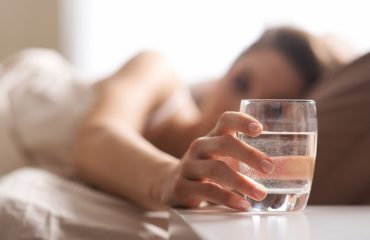 Përse është i rekomandueshëm konsumimi i ujit në mëngjes?