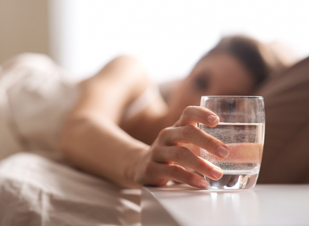 Përse është i rekomandueshëm konsumimi i ujit në mëngjes?