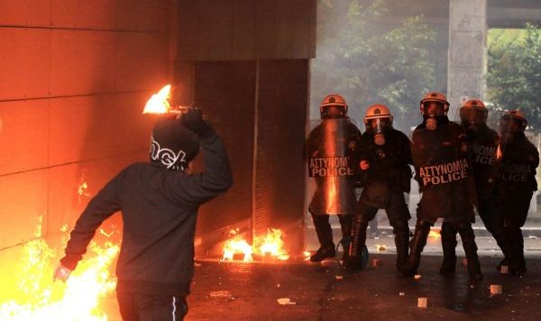 Arrestohet shqiptari, sulmoi policët grekë pranë sheshit  ‘Omonia’