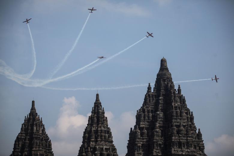 Skuadrilja bën spektakël, avionët fluturojnë mbi tempujt antikë
