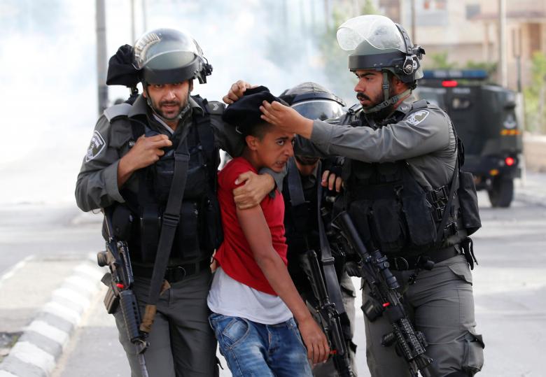 IZRAEL / Tre policë mbërthejnë protestuesin palestinez...por është një fëmijë