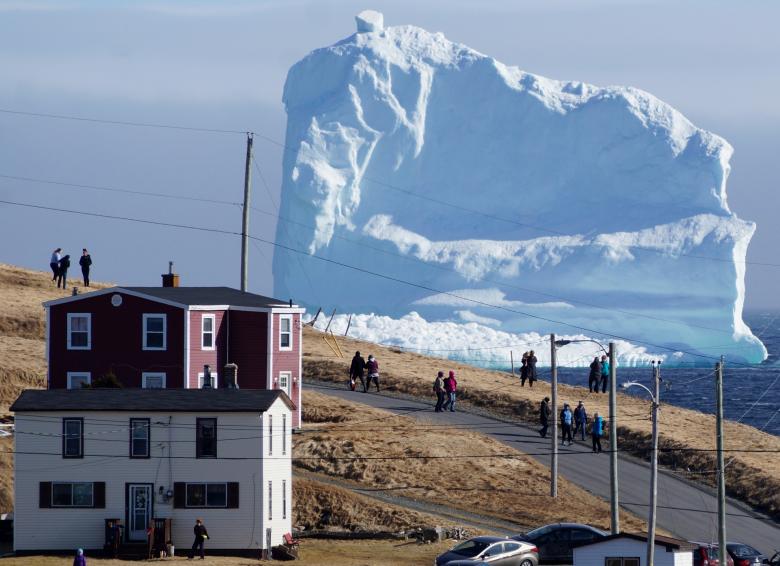 Kur ajsbergu të kalon përpara shtëpisë...foto spektakolare