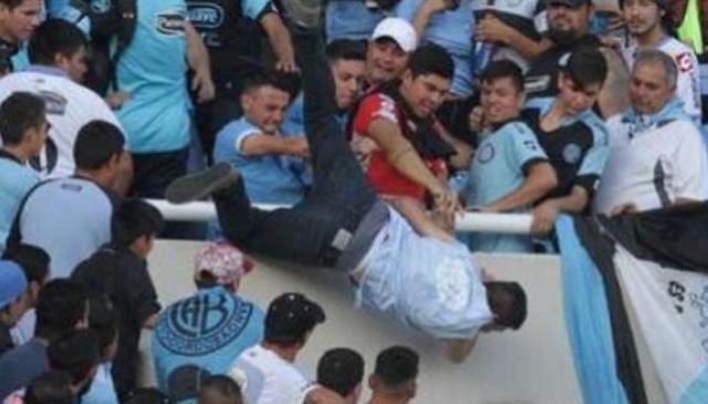 Argjentinë, ultrasit hedhin nga tribuna tifozin e skuadrës së tyre (Video)
