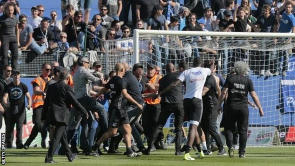 Turpi “godet” futbollin francez, ndërpritet ndeshja Bastia-Lion