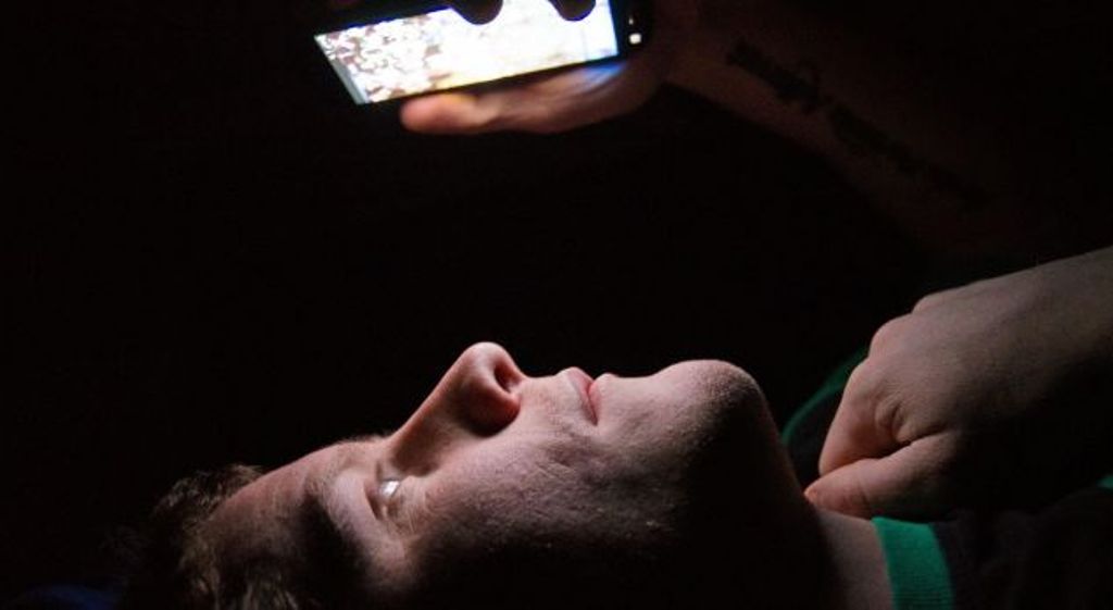 STUDIMI/ Përdorimi i celularëve para gjumit mund t’ju verbojë