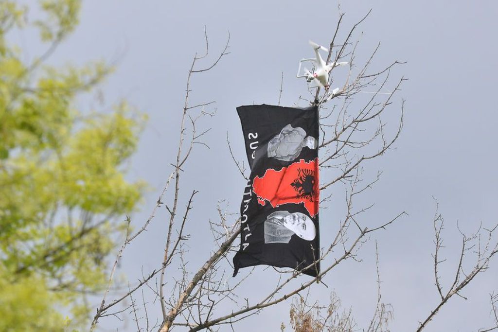 Dron me flamurin e “Shqipërisë së Madhe” mbi stadiumin e Shkupit, reagon politika