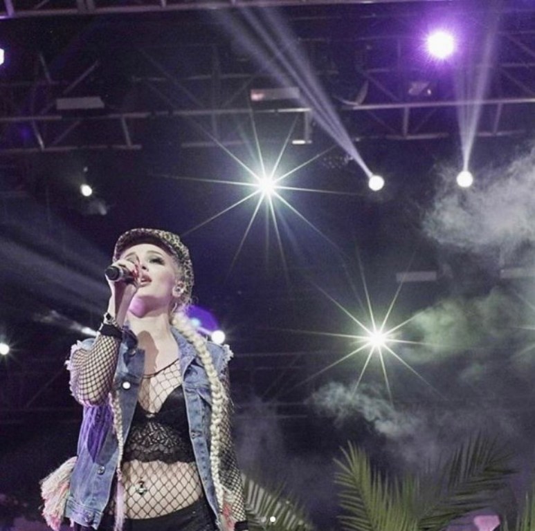 Era Istrefi mahnit me performancën e saj në “Coachella”