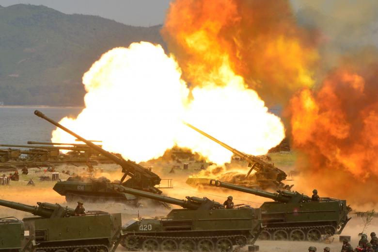 Koreja e Veriut publikon fotot e manovrave ushtarake