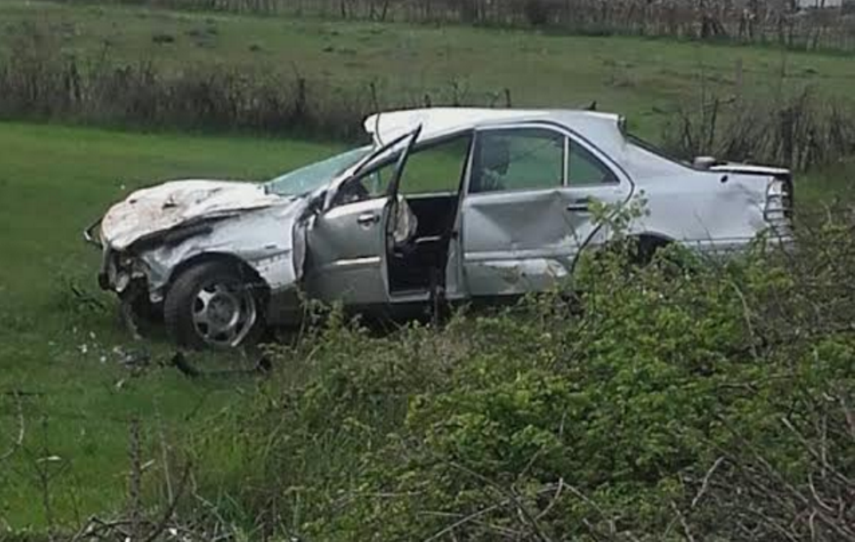 Makina del nga rruga në Bulqizë, plagosen rëndë vëlla e motër