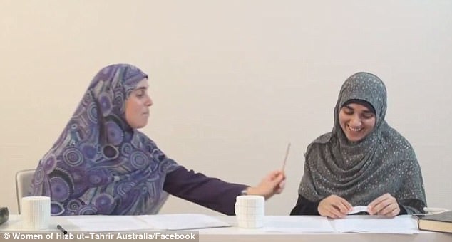 "Leksioni" i mësueses myslimane: Si të rrihni femrat me shkop! (Video)