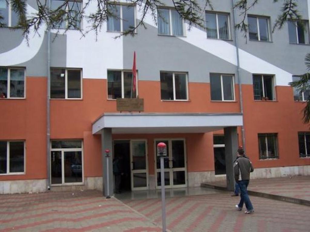 Sherr mes gjimnazistëve të “Petro Ninit”, plagoset një nxënës në Tiranë