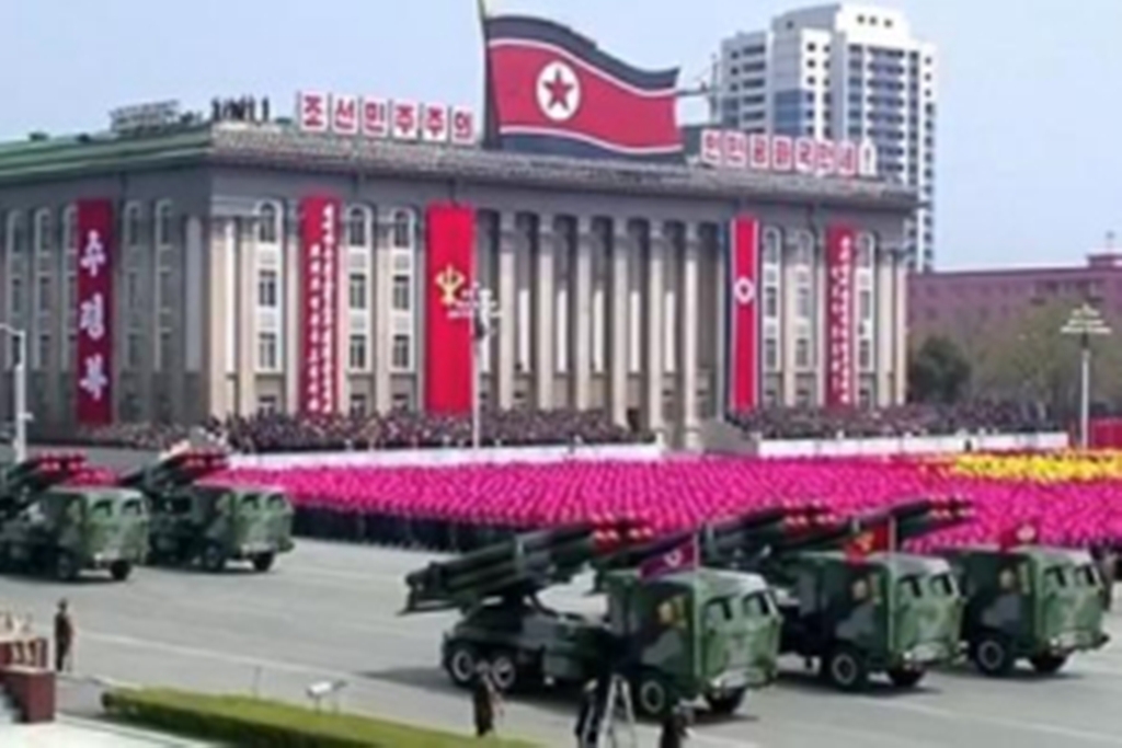 Koreja e Veriut feston 85-vjetorin e ushtrisë me një manovër ushtarake