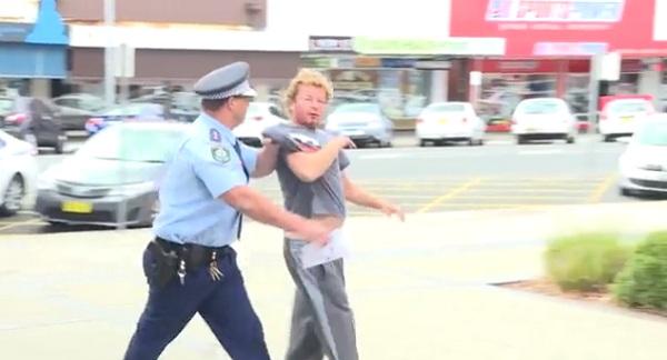 Australi, polici arreston të dehurin direkt në tv (Video)