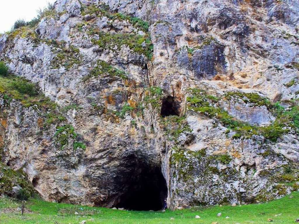Shpella e Trenit ose “Gryka e Ujkut” në Prespë, një destinacion për të mos u humbur