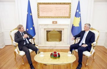 Thaçi reagon ndaj Hahn: Kosova e izoluar, BE-së nuk i bëhet vonë për ne!