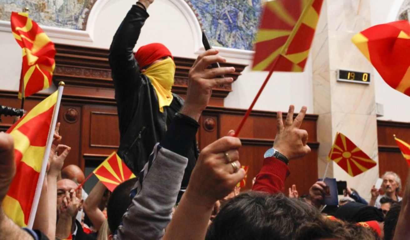 Prokuroria, lëshohen fletarreste për 15 persona që sulmuan Kuvendin e Maqedonisë