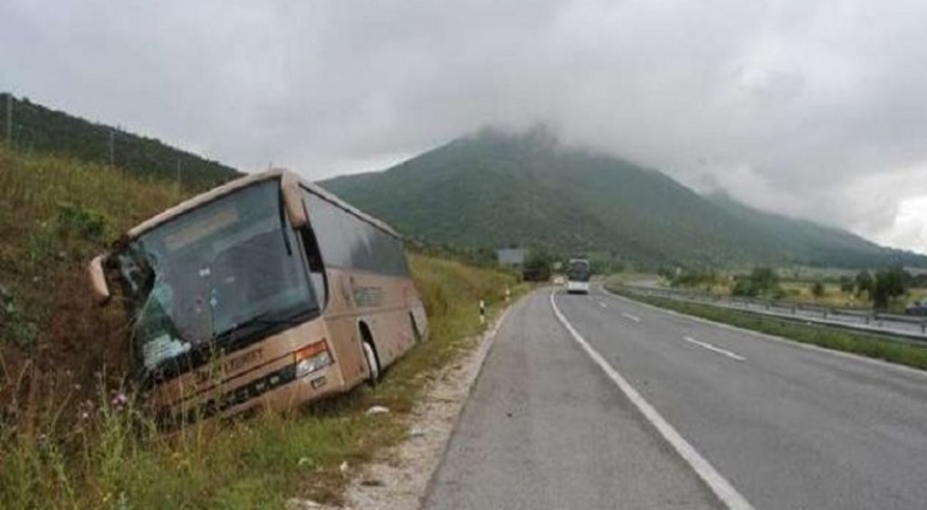 Autobusi i linjës Burrel-Tiranë përplaset me një makinë