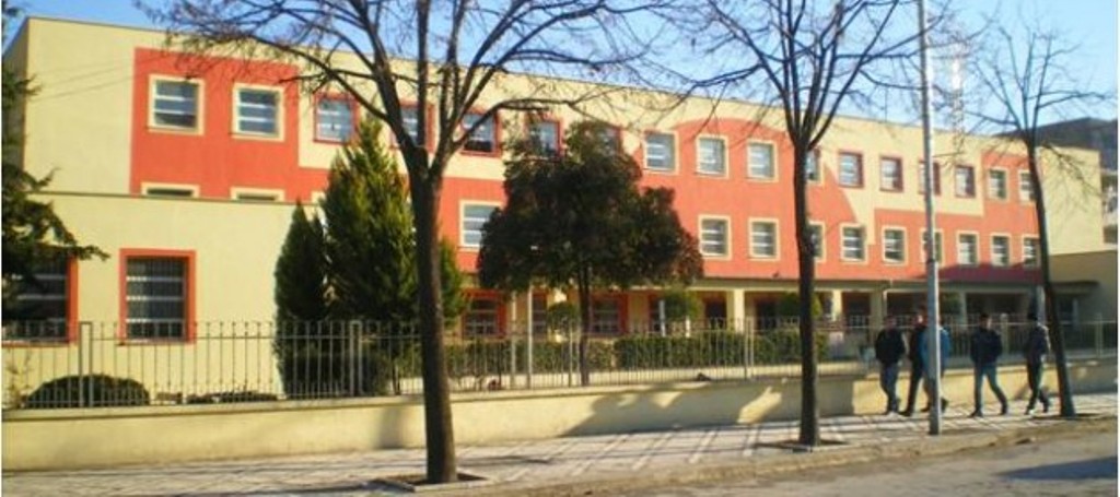 U akuzua për abuzim seksual me dy nxënëse, jepet masa e sigurisë për drejtorin e gjimnazit në Berat