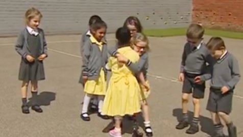 Vajza shkon në shkollë me protezë në këmbë, shokët e surprizojnë (Video)
