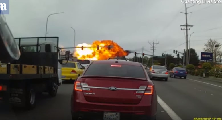 SHBA, avioni bie mbi makina në autostradë (Video)