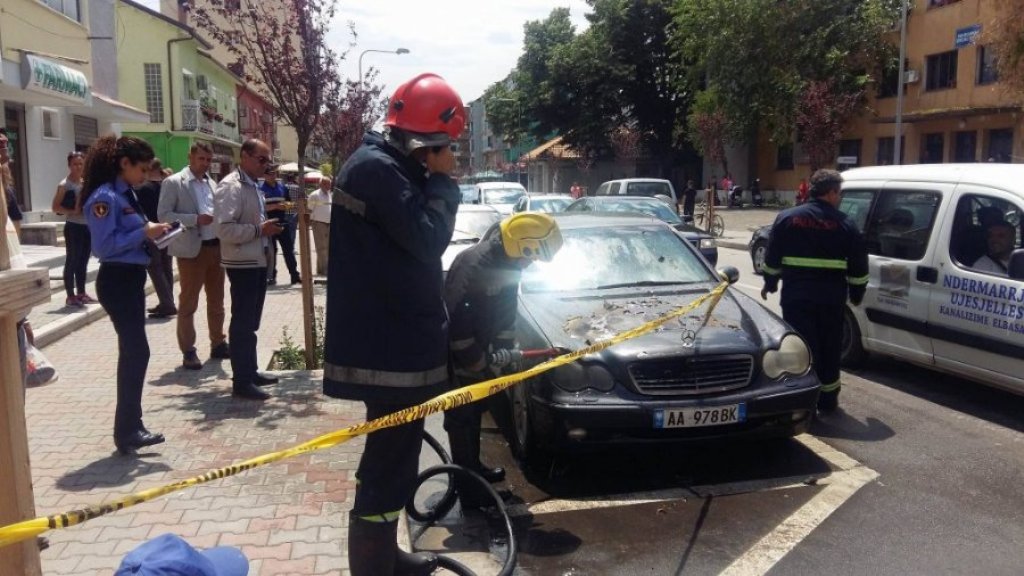 Dy makina marrin flakë pranë gjykatës në Elbasan