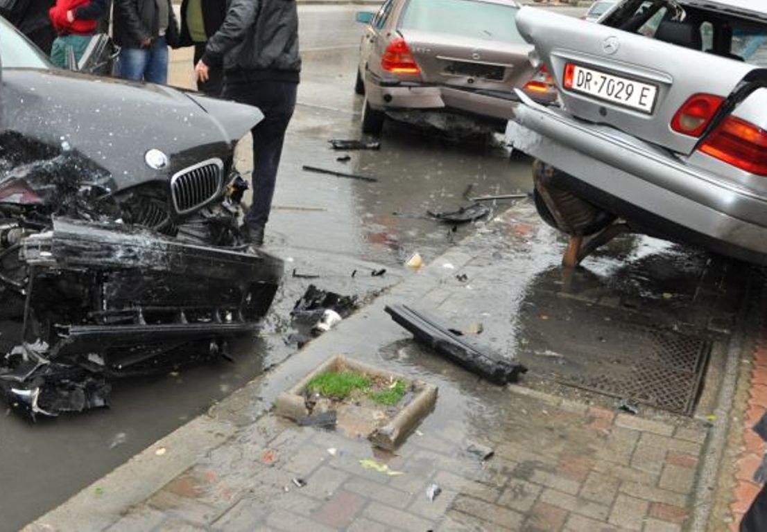 Makina përplaset me mjetet e parkuara në Durrës, vdes shoferi