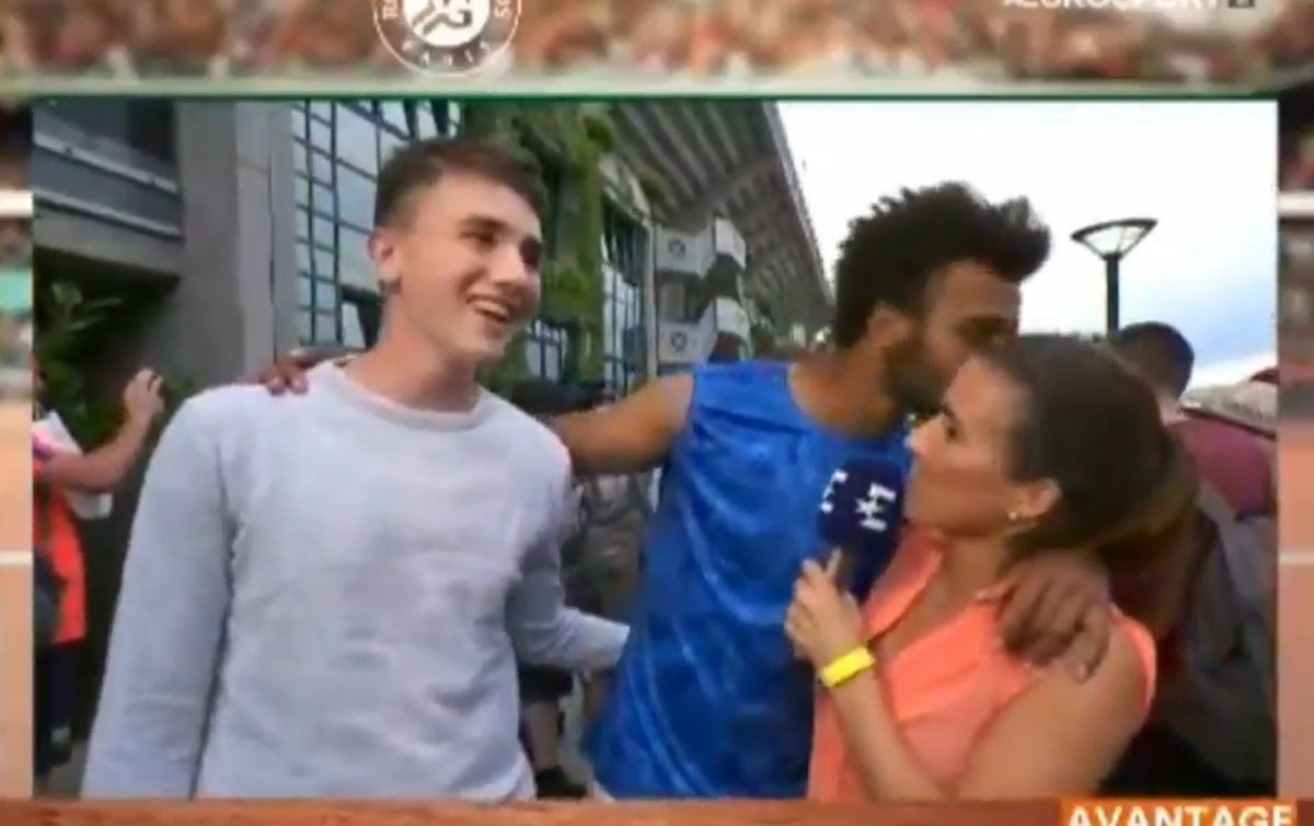 Tenisti francez tenton të puthë gazetaren 'live' (Video)