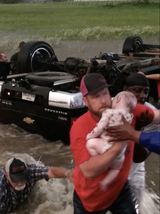 SHBA, shpëtoi foshnjet në makinën e përmbysur nga uragani (Video)
