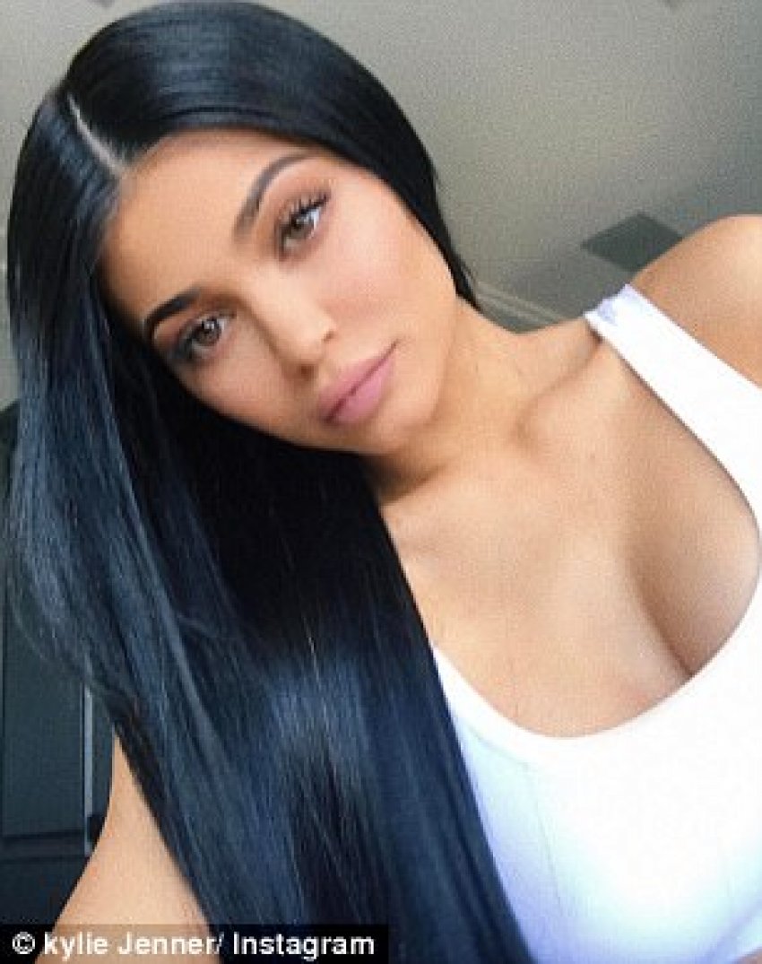 Kylie Jenner poston “selfie” në Instagram