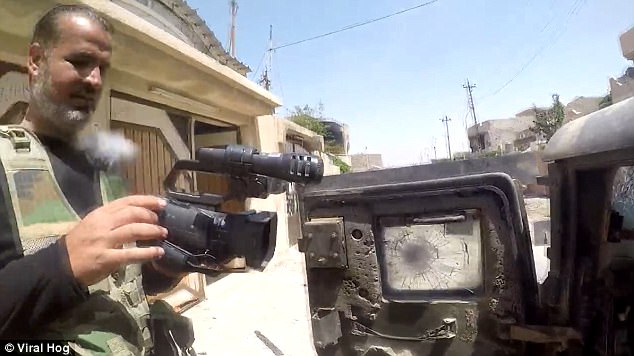 Irak, kamera kthehet në ‘anti-plumb’ për gazetarin (Video)