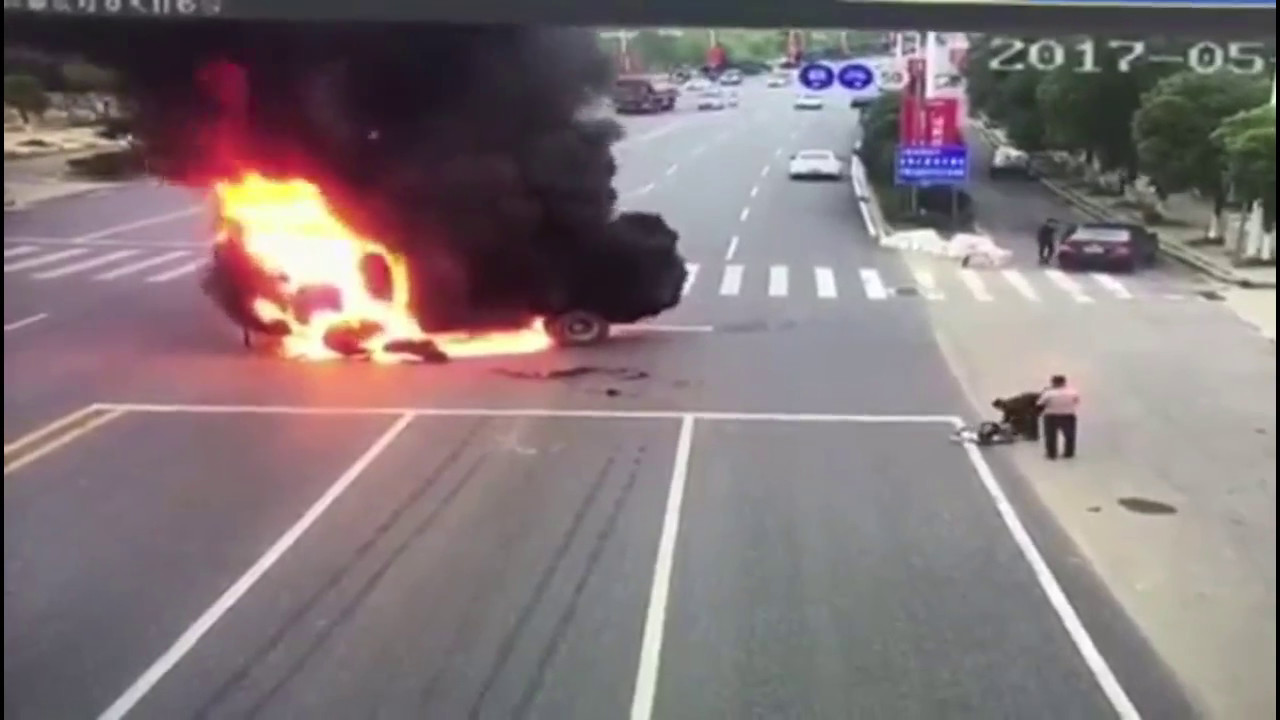 Kinë, aksident i frikshëm mes motorit dhe kamionit (Video)