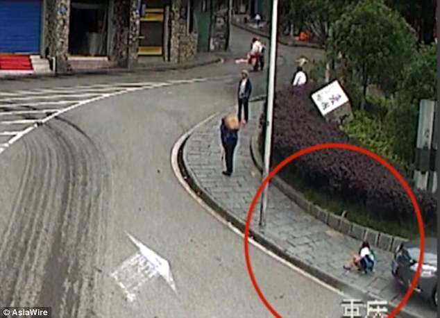 Kinë, vogëlushi shtypet nga makina ndërsa luante në trotuar (Video)