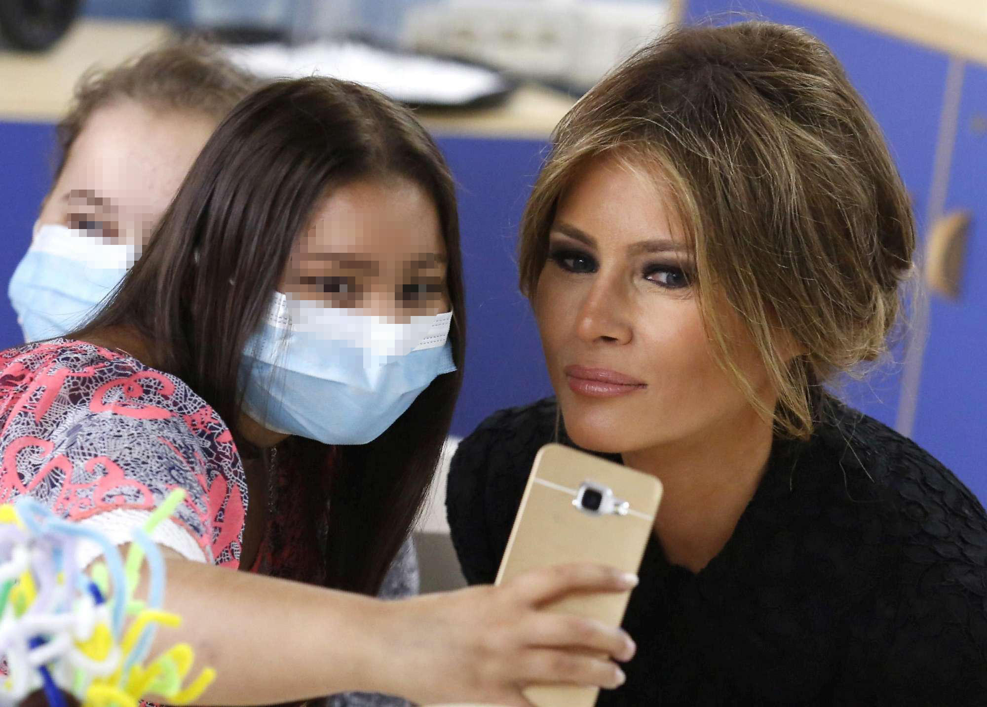 ‘Selfie’ dhe vizatime për Melania Trump në spital me fëmijët
