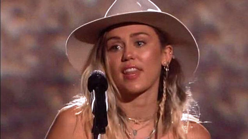 Miley Cyrus përlotet në Billboard Music Awards 2017