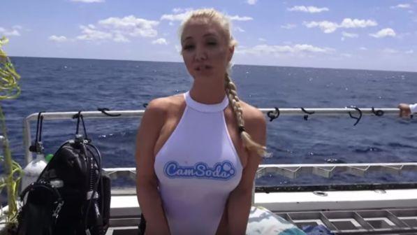 Aktorja e pornos kafshohet nga peshkaqeni nën ujë (Video)