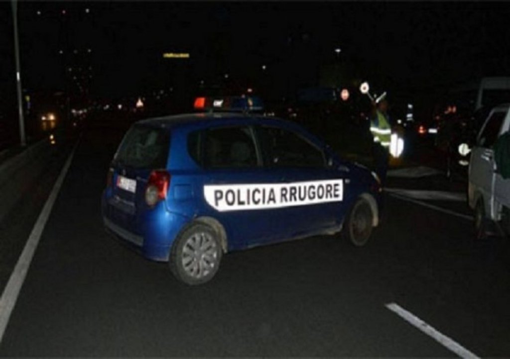 Tiranë, makina e policisë përplas këmbësorin