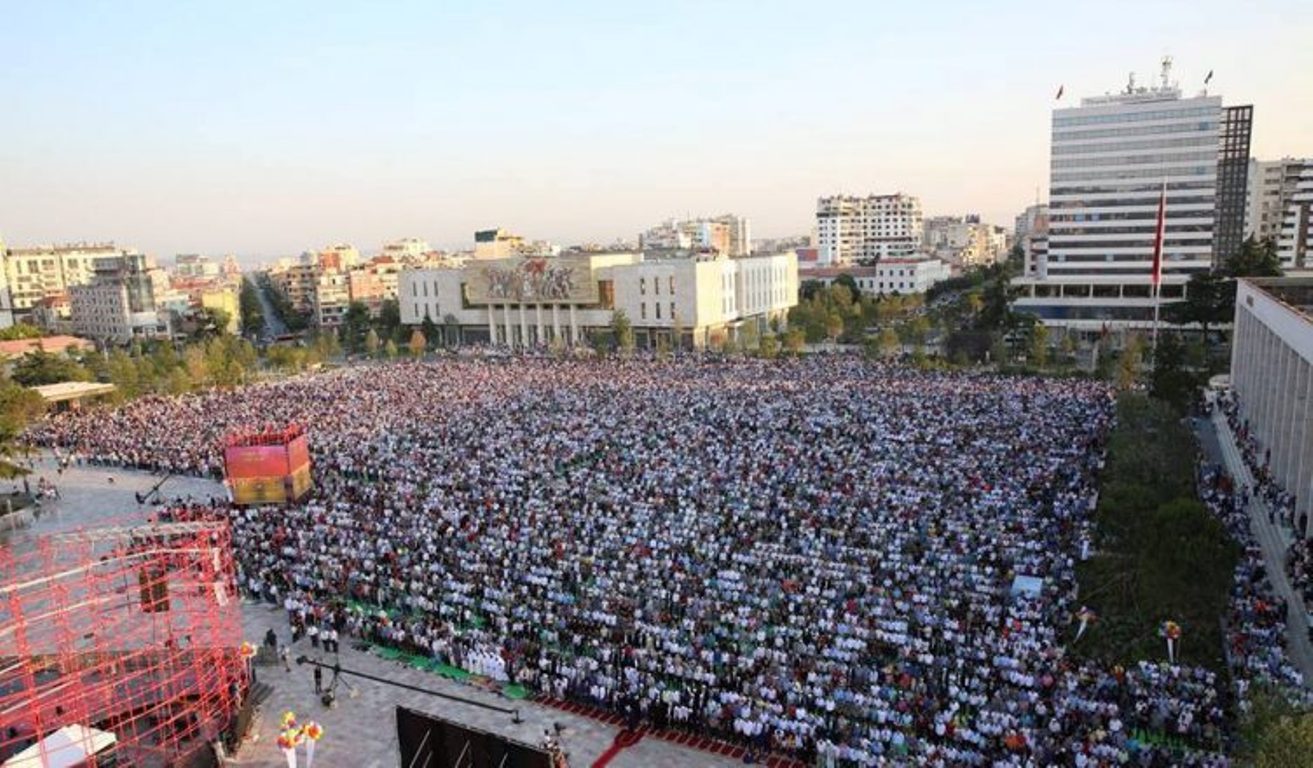 Festa e Fiter Bajramit, qindra besimtarë myslimanë falën Namazin në sheshin “Skënderbej”