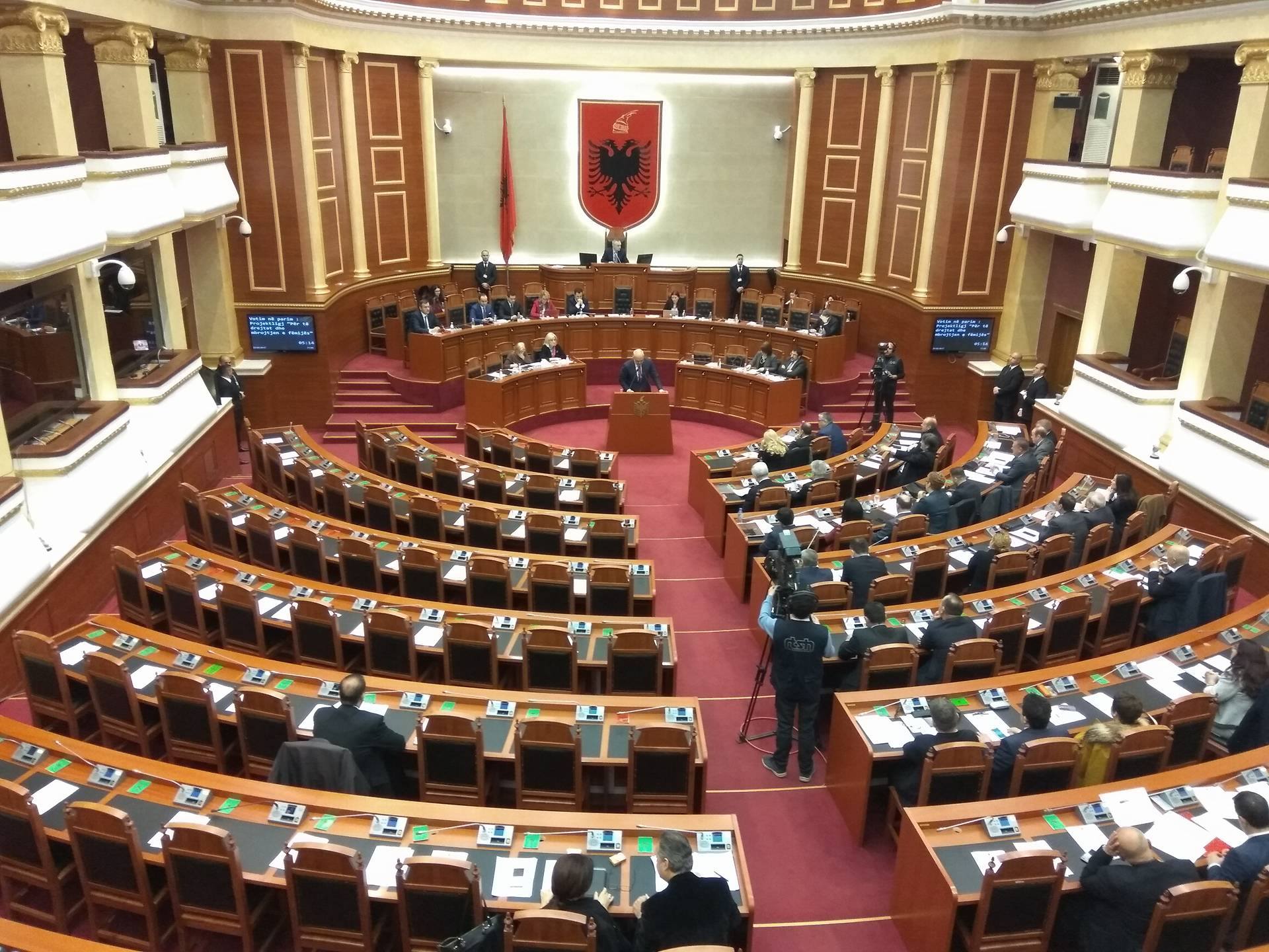 Parliament votes the new government and its program