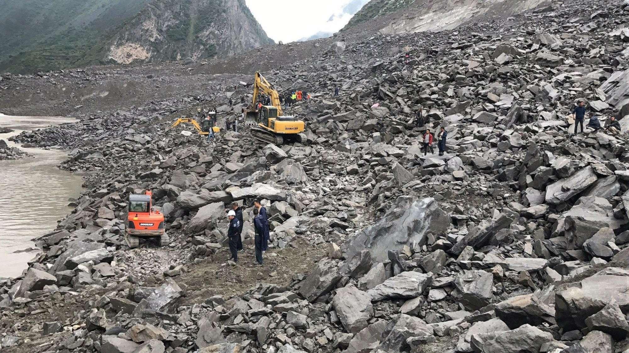 Mbi 140 viktima nga rrëshqitjet e tokës në Kinë