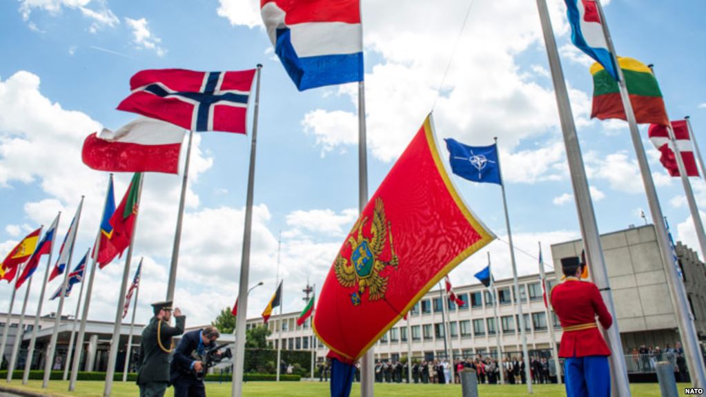 Flamuri i Malit të Zi ngrihet në selinë e NATO-s