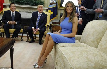 Melania Trump shkëlqen me fustanin blu dhe të ngushtë