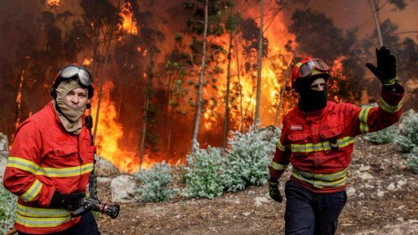 Portugali, rrëzohet avioni që tenton të shuajë zjarret
