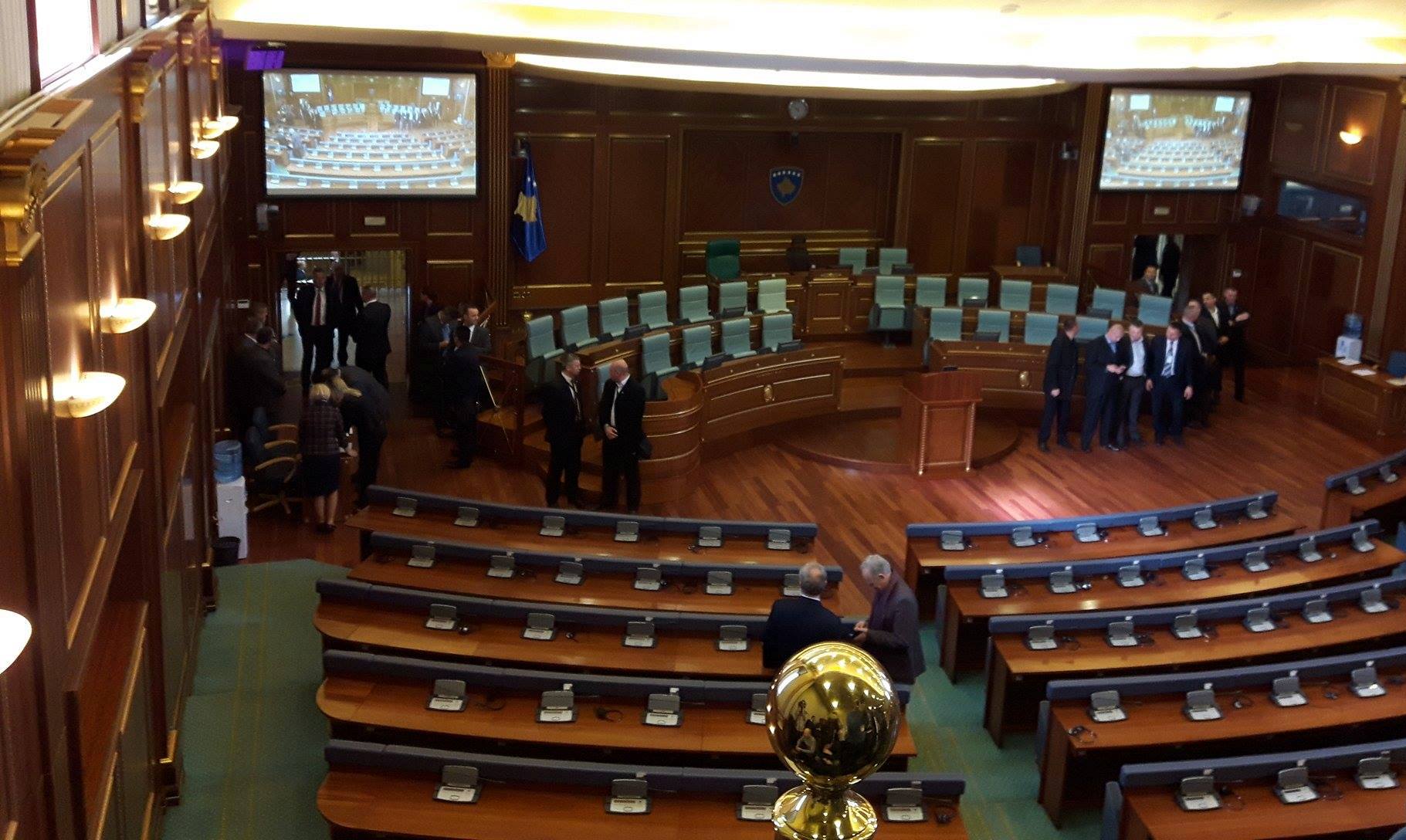 Dy zgjedhjet: Në Tiranë, 53 deputetë “sefte”, në Kosovë vetëm 37