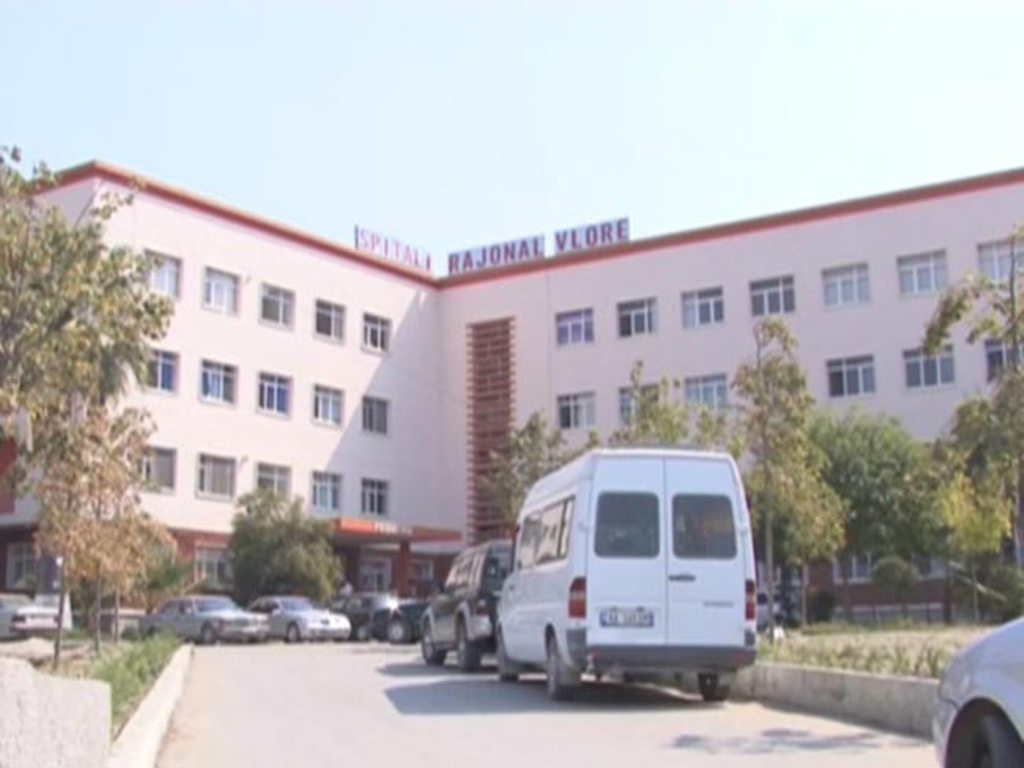 Vlorë, mjeti me kutitë e votimit dhe komisionerët përfundon në spital