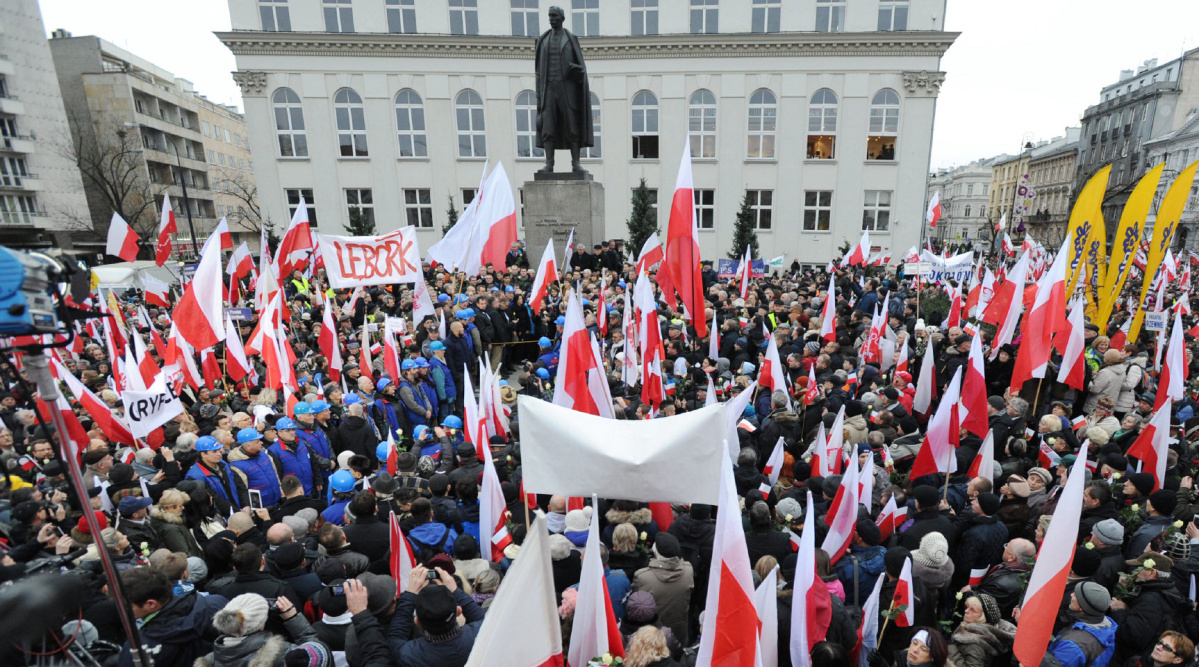 Gjyqësori nën kontrollin e qeverisë, Polonia shpërthen në protesta