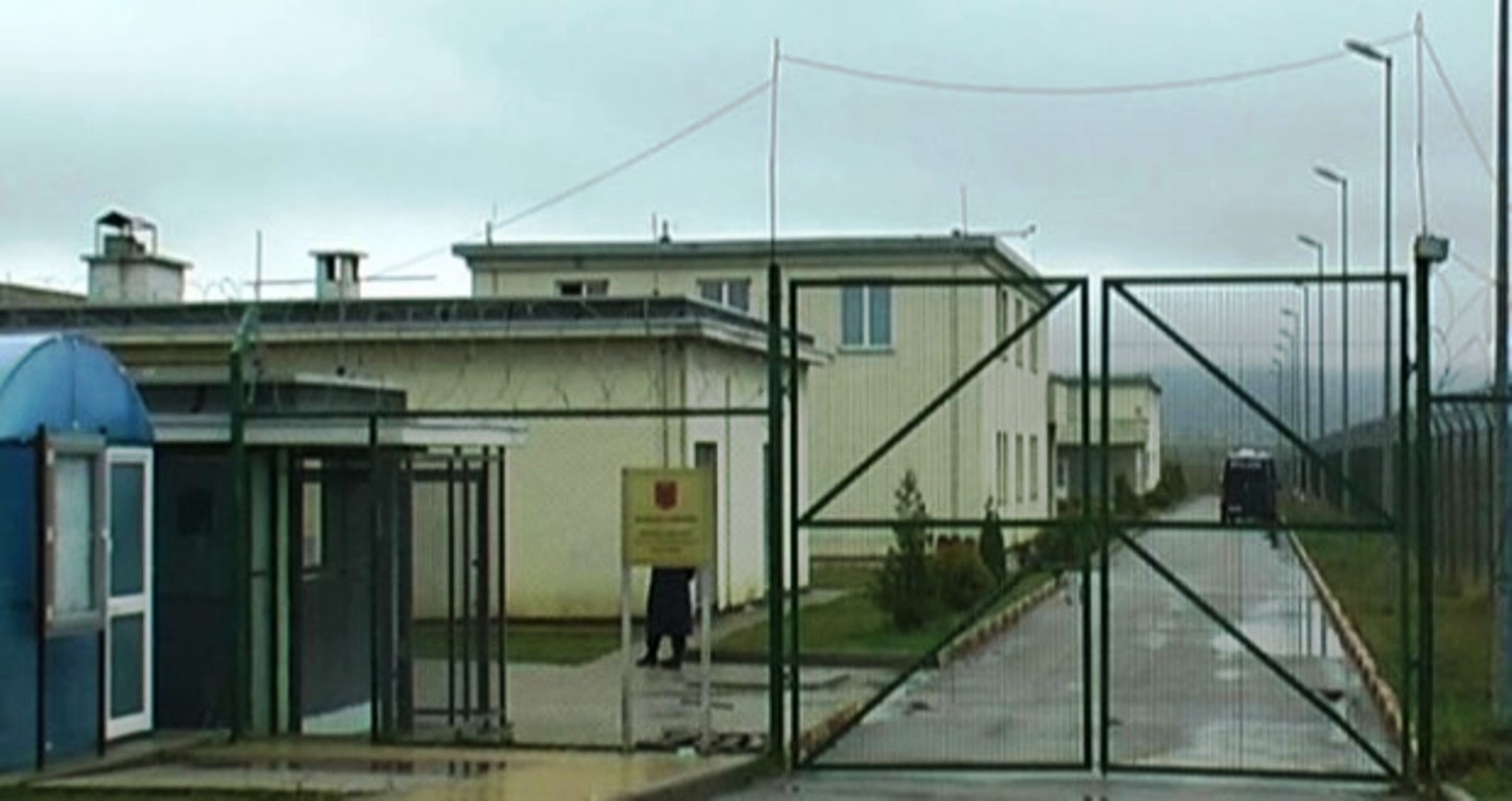 Mori lejë shpërblyese, arratiset i dënuari nga burgu i Drenovës