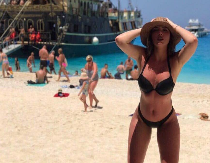 Plazhet e Greqisë, gazetarja bukuroshe shfaqet topless
